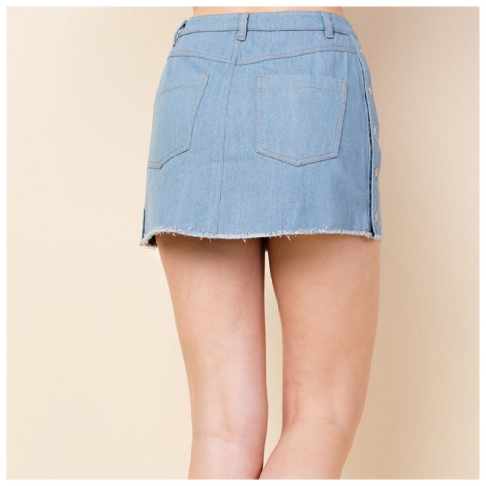 🆕Light denim skirt w/side details - Picture 4 of 5